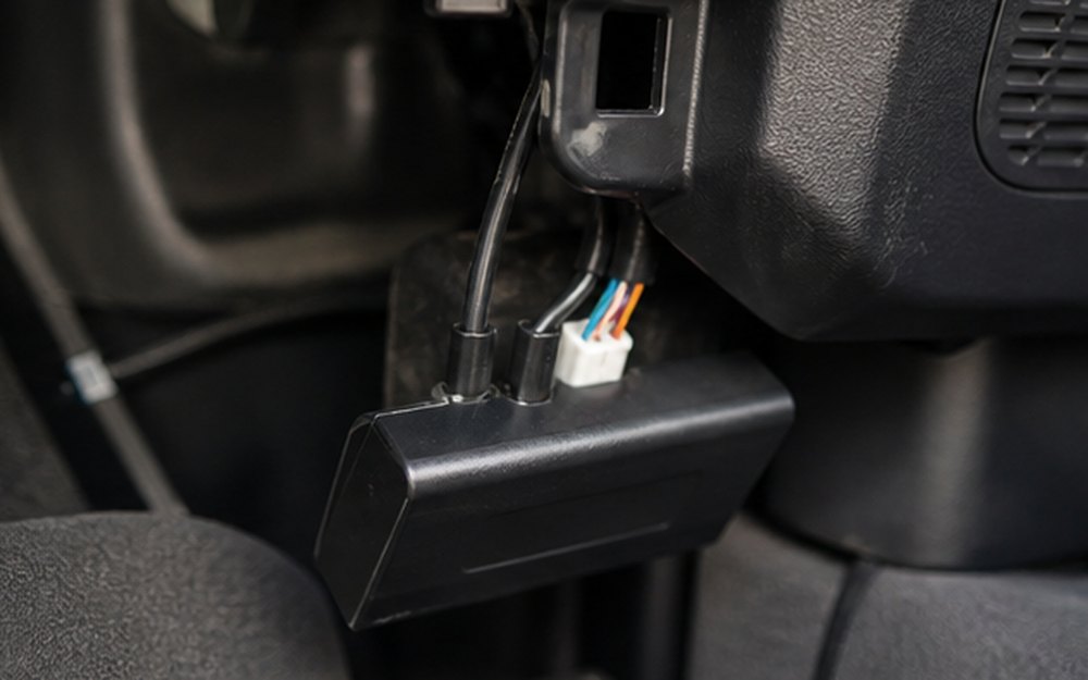 車内の配線周りに取り付けられた小型電子端末のイメージ