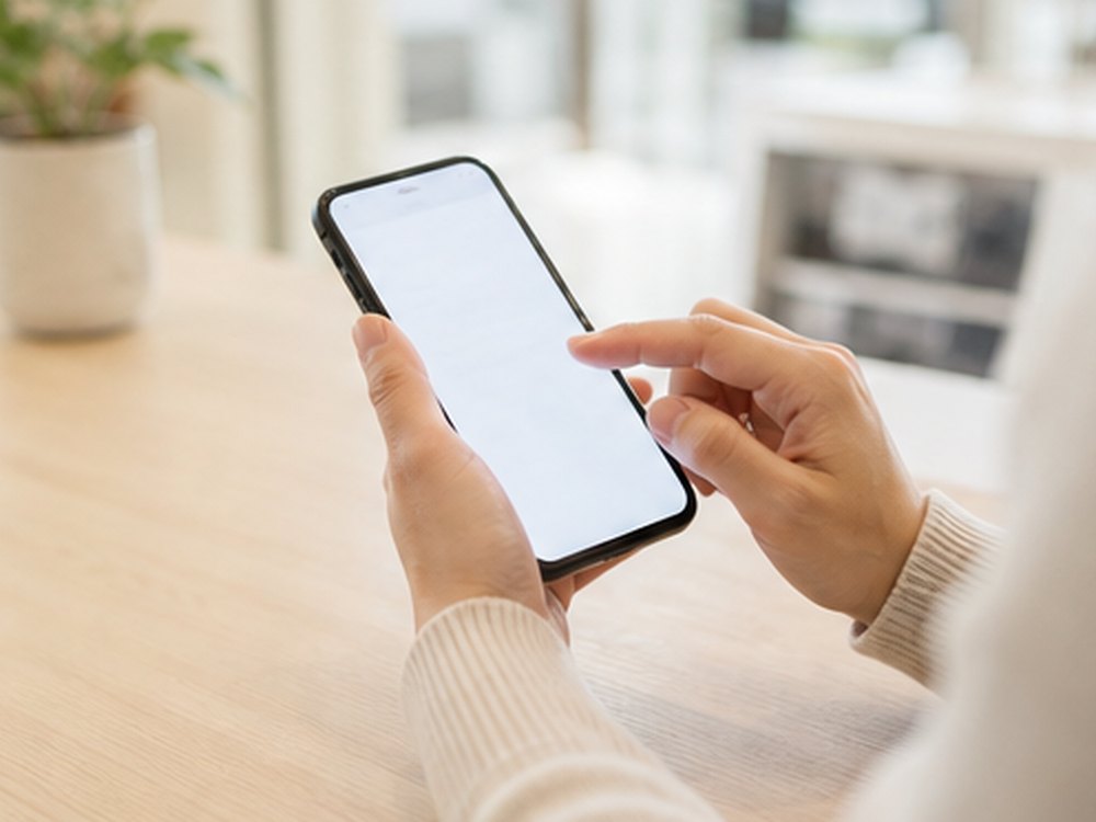 スマートフォンで連絡する手元